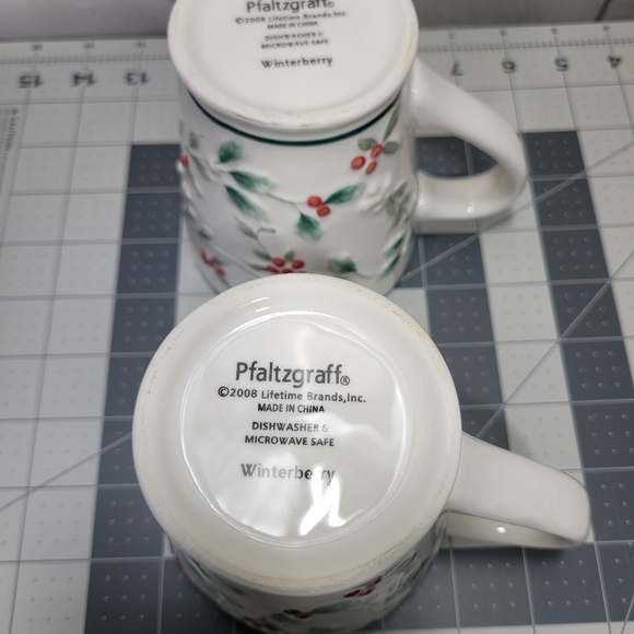 Pfaltzgraff Winterberry Embossed Coffee Tea Chocolate 12oz Mug Cover set - Lot 2 - Picture 11 of 13